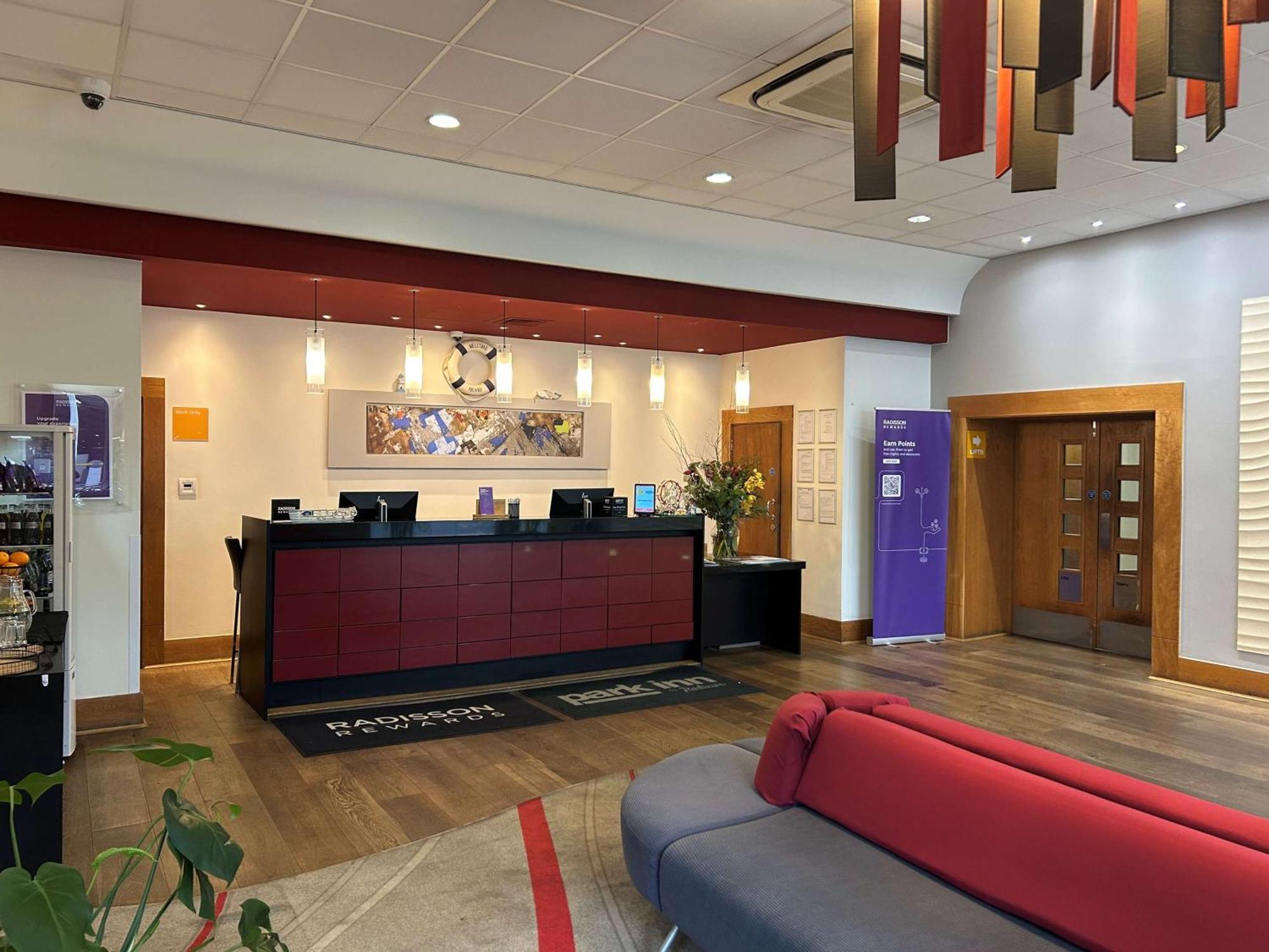 Park Inn By Radisson Palace Сътън он Сий Екстериор снимка