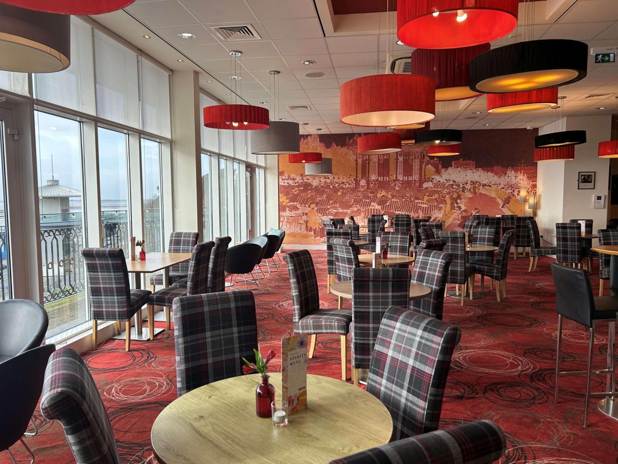 Park Inn By Radisson Palace Сътън он Сий Екстериор снимка