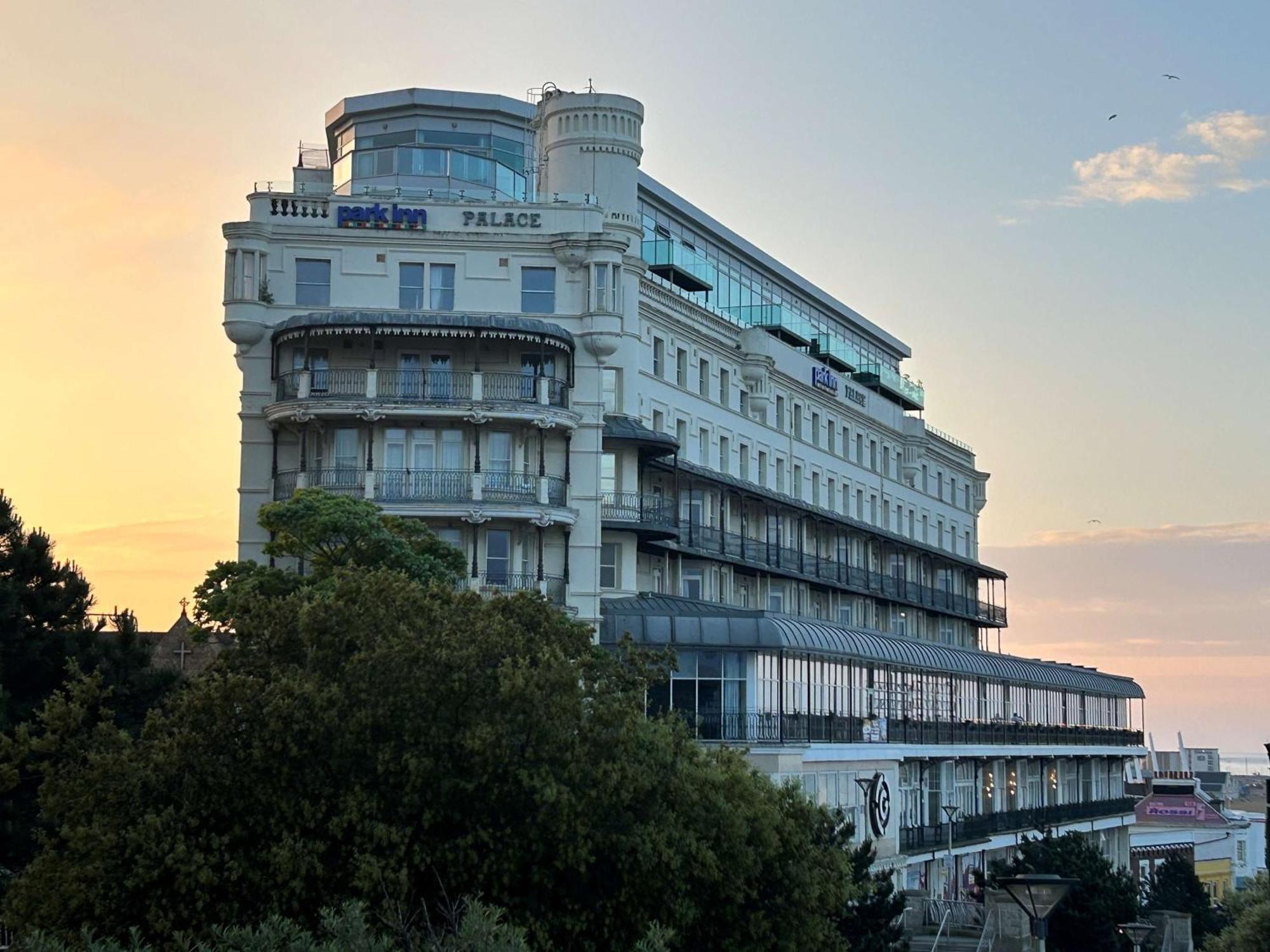 Park Inn By Radisson Palace Сътън он Сий Екстериор снимка