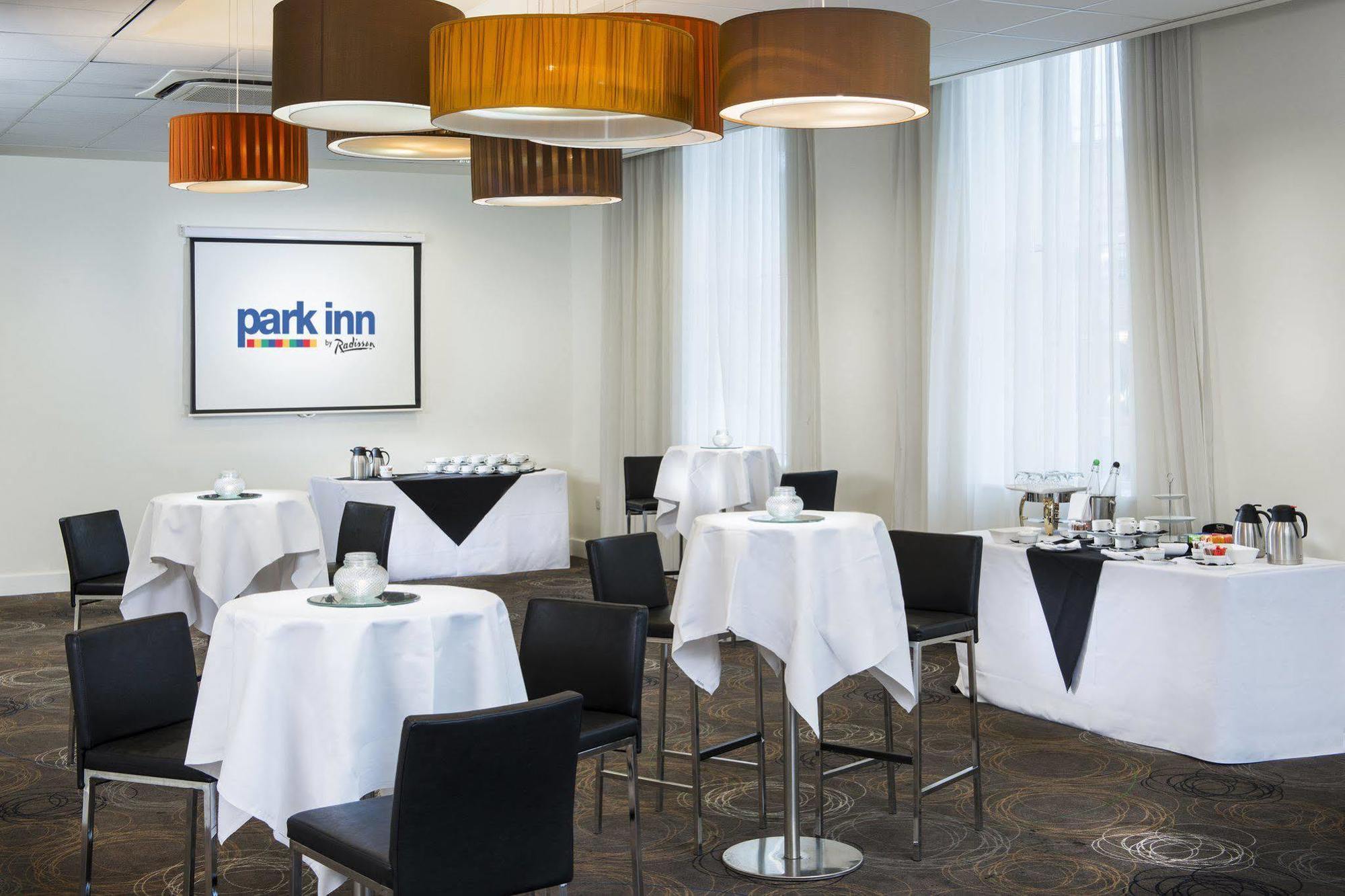 Park Inn By Radisson Palace Сътън он Сий Екстериор снимка